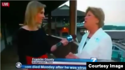 Une image du reportage en direct au cours duquel Alison Parker de la télévision WDBJ7 dans l'Etat de Virginie, à gauche, a été abattue.