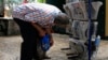 Un homme parcourt la une des journaux exposés à Alger, le 21 septembre 2010. (Zohra Bensemra /Reuters)