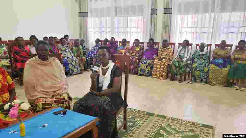 Bamwe mu babyeyi bagizwe incike na jenoside batuye mu nzu yabagenewe iri mu karere ka Bugesera mu ntara y'uburasirazuba bw'u Rwanda mu kiganiro n'umunyamakuru w'Ijwi ry'Amerika Eddie Rwema