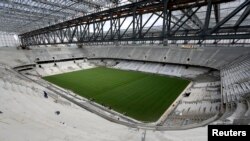 Vue générale de l'intérieur du stade de football Arena da Baixada à Curitiba, au Brésil, le 17 février 2014