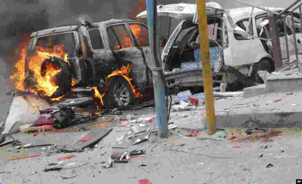 Des voitures brûlent à l&#39;extérieur du centre commercial de Midnimo, après un attentat, à Mogadiscio, Somalie, le 30 juillet 2017.