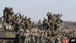 南韓和美國士兵今年3月15日在曾經在抱川進行實彈演習後一起歡呼。