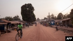 Un homme sur un vélo sur l'avenue de Paoua, dans le nord de la Centrafrique, le 27 décembre 2017.