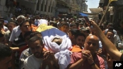 Le corps de Saed Al Majdalawi, 21 ans, transporté par des Palestiniens à Gaza. Il a été tué par balle. (17 août 2011)