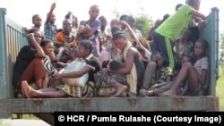 Des femmes et des enfants congolais arrivent au poste-frontière de Chissanda, dans la province angolaise de Lunda Norte, après avoir échappé aux attaques des milices dans la province du Kasaï, en RDC, mai 2017. © HCR / Pumla Rulashe