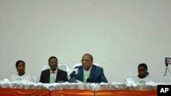 Ao centro,à esquerda, Filomeno Vieira Lopes, secretário-geral do Bloco Democrático, e Justino Pinto de Andrade, presidente daquela formação política