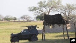 Photo d’archives : Un véhicule blindé est garé près du siège de la mission conjointe anti-Boko Haram à Maiduguri, au Nigeria, le 26 septembre 2011.