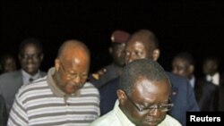Presidente interino Raimundo Pereira acompanhado do primeiro-ministro Carlos Gomes Júnior à chegada a Abidjan.
