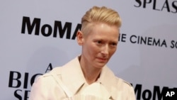 金髮碧眼的英國女影星蒂達史雲頓(Tilda Swinton)扮演《奇異博士》原著中的法力強大的藏人男法師“古一”(Ancient One)