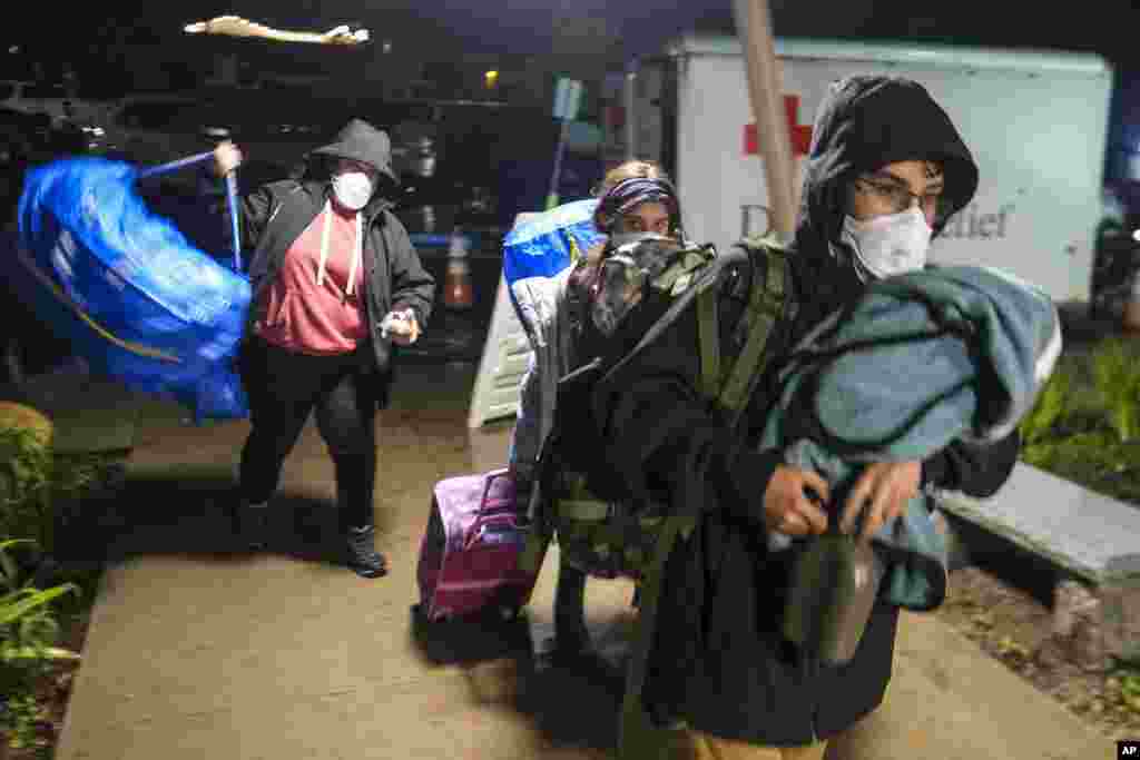 ကယ်လီဖိုးနီးယားပြည်နယ်၊ ဆန်တာ ဘာဘရာမြို့လယ်မှာ&nbsp;နေထိုင်သူတွေ တကိုယ်ရေသုံးပစ္စည်းတွေသယ်ရင်း ရေဘေးလွတ်ရာကို&nbsp;ရွှေ့ပြောင်းနေကြတာဖြစ်ပါတယ်။ (ဇန်နဝါရီ ၉ ၊ ၂၀၂၃)