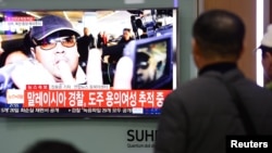 Un homme regarde la télévision annonçant le meurtre de Kim Jong Nam le 4 février 2017. 