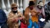 Mujeres tejen mientras esperan su inyección de la vacuna AstraZeneca para COVID-19 en una clínica de seguridad social administrada por el gobierno durante la vacunación de personas mayores de 80 años en La Paz, Bolivia, el miércoles 14 de abril de 2021.