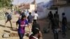 La police dispersent des manifestants à coup de gaz lacrymogène à Khartoum, Soudan, 24 février 2019.