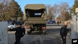 Des soldats de l'armée bulgare sont déployés après des affrontements avec des migrants dans le camp de réfugiés à Harmanli, en Bulgarie, le 25 novembre 2016. 