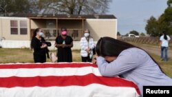 美國德州一名婦女因丈夫感染新冠病毒死亡而悲傷（路透社2021年2月18日）