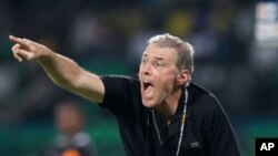 Michel Dussuyer, alors entraîneur de la Guinée, donne des instructions à son équipe lors d'un match de la CAN contre le Mali au stade de Franceville.