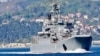Kapal pendarat Novocherkassk milik Rusia tampak sedang berlayar di Selat Bosphorus menuju Laut Tengah, di Istanbul, Turki, 5 Mei 2021. (Foto: Yorus Isik/Reuters)