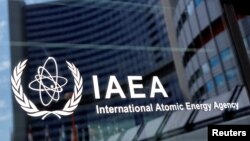 位於維也納的國際原子能機構（IAEA）總部大樓上的標識 （2021年6月7日）