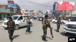 Les forces de sécurité afghanes après l'attentat-suicide, le 9 mars 2018 à Kaboul 