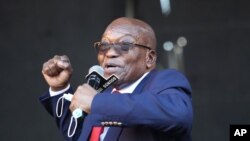L'ancien président sud-africain Jacob Zuma s'adressant à des partisans devant la Haute Cour de Pietermaritzburg, en Afrique du Sud, le mercredi 26 mai 2021, où il faisait face à des accusations de corruption.