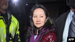 孟晚舟在保釋聽證後走出加拿大不列顛哥倫比亞省高級法院. (2018年12月11日)