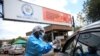 Dépistage de la maladie à coronavirus à l'extérieur d'un hôpital de Harare au Zimbabwe, le 26 mars 2020.