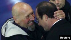 Serge Lazarevic après sa libération accueili par le President français Francois Hollande