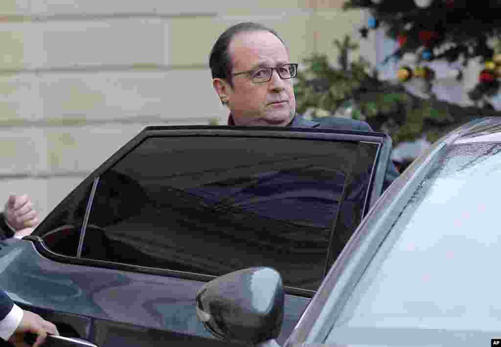 Le président français François Hollande quitte l'Elysée après une fusillade à un hebdomadaire satirique français, à Paris, le 7 janvier 2015.
