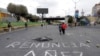 Personas pintaron en la calle la frase "Renuncia Áñez", en referencia a la presidenta interina de Bolivia, Jeanine Áñez, en una de las calles bloquedas en demanda de que se realicen las elecciones presidenciales en Bolivia. 11 de agosto de 2020.