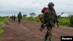 Des rebelles congolais du M23 se retirent de l'emplacement de la 3e antenne à Kibumba, près de Goma, province du Nord-Kivu, le 23 décembre