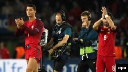 Cristiano Ronaldo, à gauche, et Joao Moutinho, à droite, encouragent leurs supporters à la fin du match du groupe F de l'Euro 2016 entre leur équipe, le Portugal, et l'Autriche au Parc des Princes à Paris, France, 18 juin 2016. epa/ Abedin TAHERKENAREH 