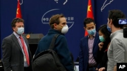 美国纽约时报驻北京记者史蒂文·李·迈尔斯（左）在参加中国外交部例行记者会后与其他外国记者聊天。(2020年3月18日)