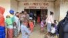 Des réfugiés de la République centrafricaine font la queue devant les bureaux administratifs de Garoua-Boulai, au Cameroun, le 8 janvier 2021, où le Haut-Commissariat des Nations Unies pour les réfugiés (HCR) les traitera après avoir fui la RCA le mois de