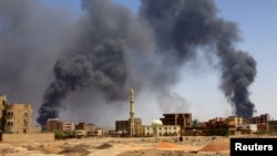 Pour le vingt-et-unième jour de conflit, les habitants de Khartoum ont été réveillés par des frappes aériennes et des tirs de mitrailleuse.
