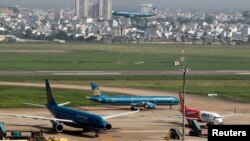 Máy bay của Vietnam Airlines và Vietjet tại phi trường Tân Sơn Nhất.