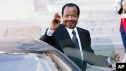Le président du cameroun Paul Biya salue les journalistes lors d'un passage à Paris, France, le 17 mai 2014. 