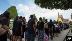 泰國民眾排隊等候瞻仰泰王普密蓬