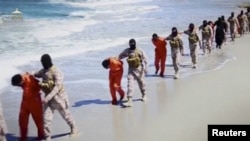 Des militants islamistes conduisent des personnes qu'ils présentent comme des chrétiens éthiopiens, le long d'une plage à Wulayat et Barqa, dans cette image prise d'une vidéo postée sur des media sociaux le 20 avril 2015.