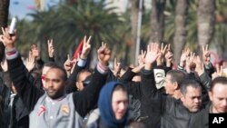 Des manifestants lèvent la main pour protester contre le meurtre du chef de l'opposition Chokri Belaid à Tunis, 6 février 2013. (AP Photo / Amine Landoulsi)