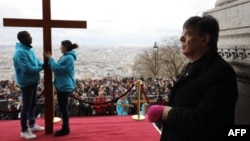 L'archevêque de Paris Michel Aupetit lors d'une procession du Chemin de Croix le Vendredi Saint devant la Basilique du Sacré-Cœur, à Paris, le 30 mars 2018.