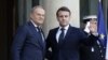 Perdana Menteri Polandia Donald Tusk (kiri) dan Presiden Prancis Emmanuel Macron di Paris, hari Senin (17/2). 