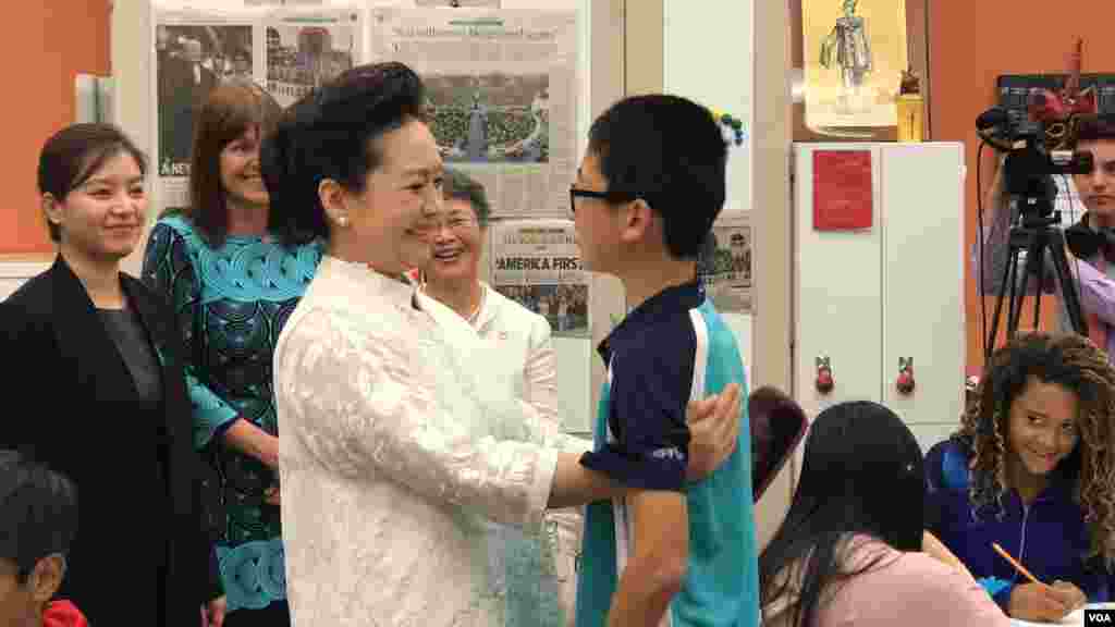 美國第一夫人梅拉尼亞·川普和習近平夫人彭麗媛參觀棕櫚灘的巴克藝術中學，這是一所地方公立學校（2017年4月7日，白宮記者團圖片）