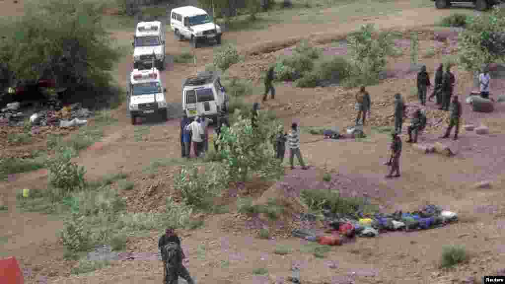 Des corps visibles sur le sol, dans le village de Korome, près de la ville de Mandera, où les combattant d&#39;Al-Shabaab ont abattu au moins 36 personnes, Kenya, 2 décembre 2014.