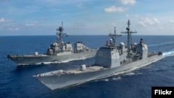 美國兩艘軍艦2020年4月18日在南中國海航行。（美國海軍照片）