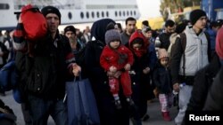 La falta de ingresos y de trabajos adecuados a sus habilidades, la explotación y la discriminación llevan a los sirios a abandonar el país donde han estado residiendo, dijo una vocera de ACNUR. 51 por ciento de los refugiados sirios y 40 por ciento de los afganos son mujeres y niños, 