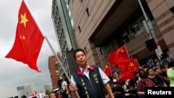 中華統一促進黨2016年5月18日在台北街頭揮舞五星紅旗(資料照）