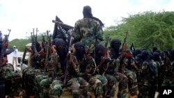 Wanamgambo wa Al Shabab wakifanya mazoezi kwenye picha ya maktaba