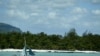 Un bateau le long des cotes mauriciennes, 13 novembre 2003.