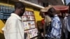 Des Guinéens lisent le journal à Conakry, Guinée, le 7 décembre 2009.