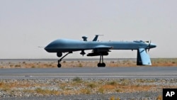Predator, un drone américain armé d'un missile sur le tarmac de l'aéroport militaire de Kandahar en Afghanistan, 13 juin 2010